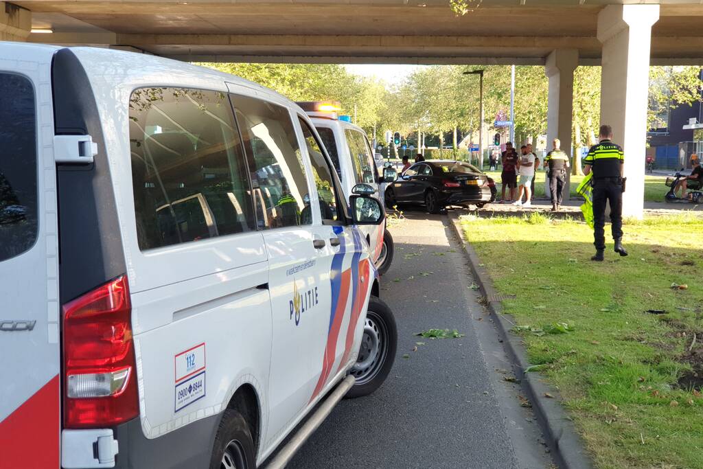 Automobilist verliest macht over het stuur en rijdt paal uit straat