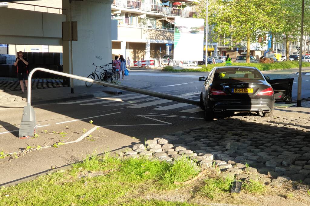 Automobilist verliest macht over het stuur en rijdt paal uit straat