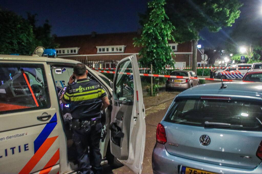 Politie schiet man neer met vuurwapen