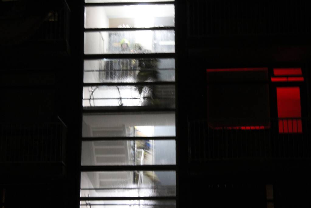 Doos met papier vat vlam in flat