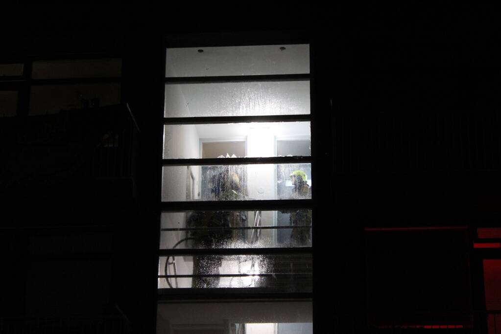 Doos met papier vat vlam in flat