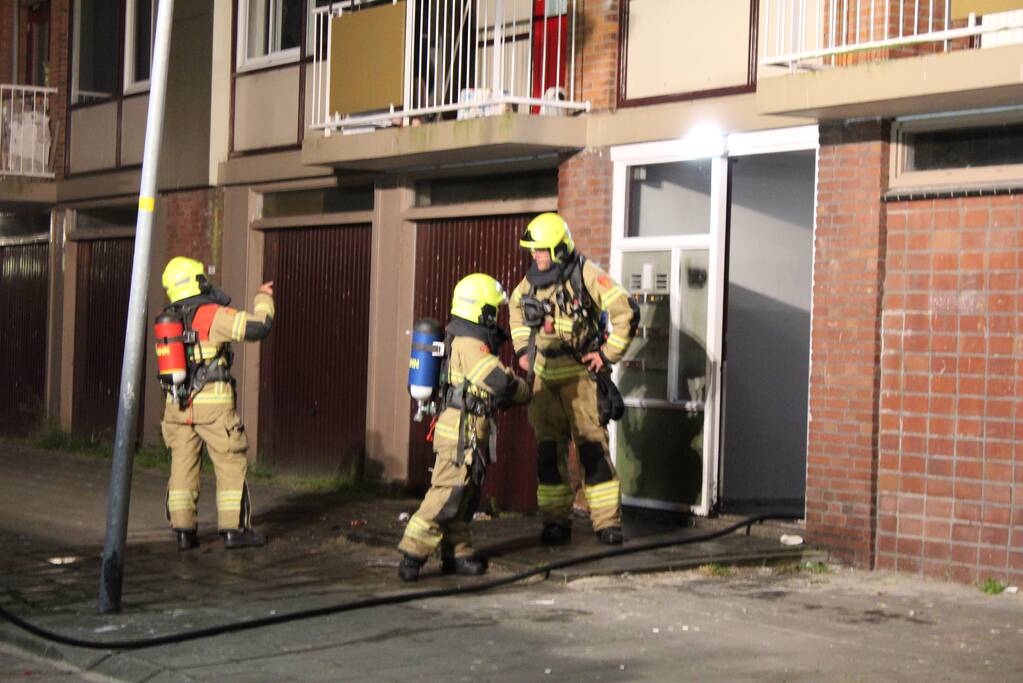 Doos met papier vat vlam in flat