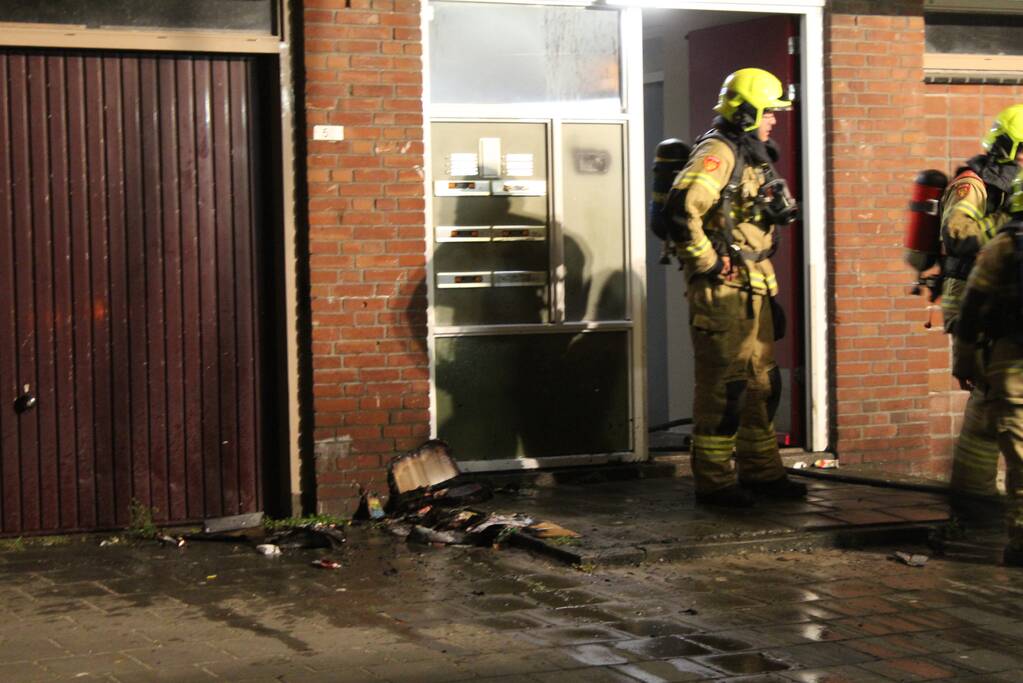 Doos met papier vat vlam in flat