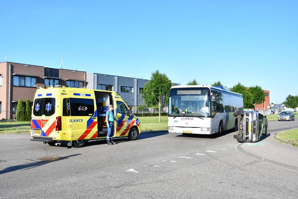 Auto belandt op zijkant na flinke aanrijding