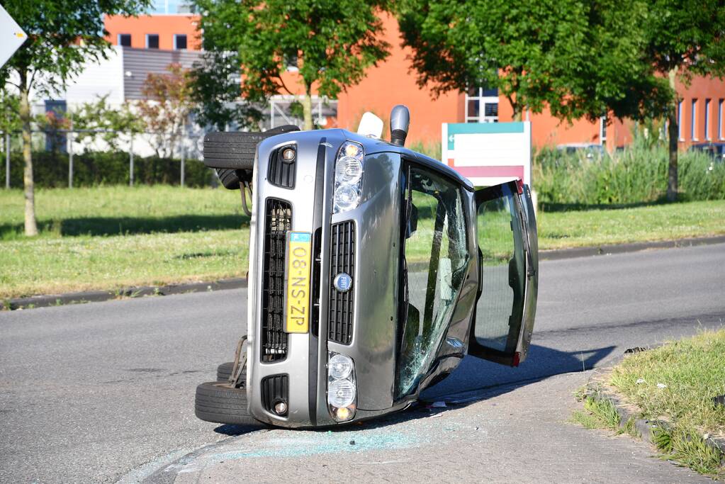 Auto belandt op zijkant na flinke aanrijding
