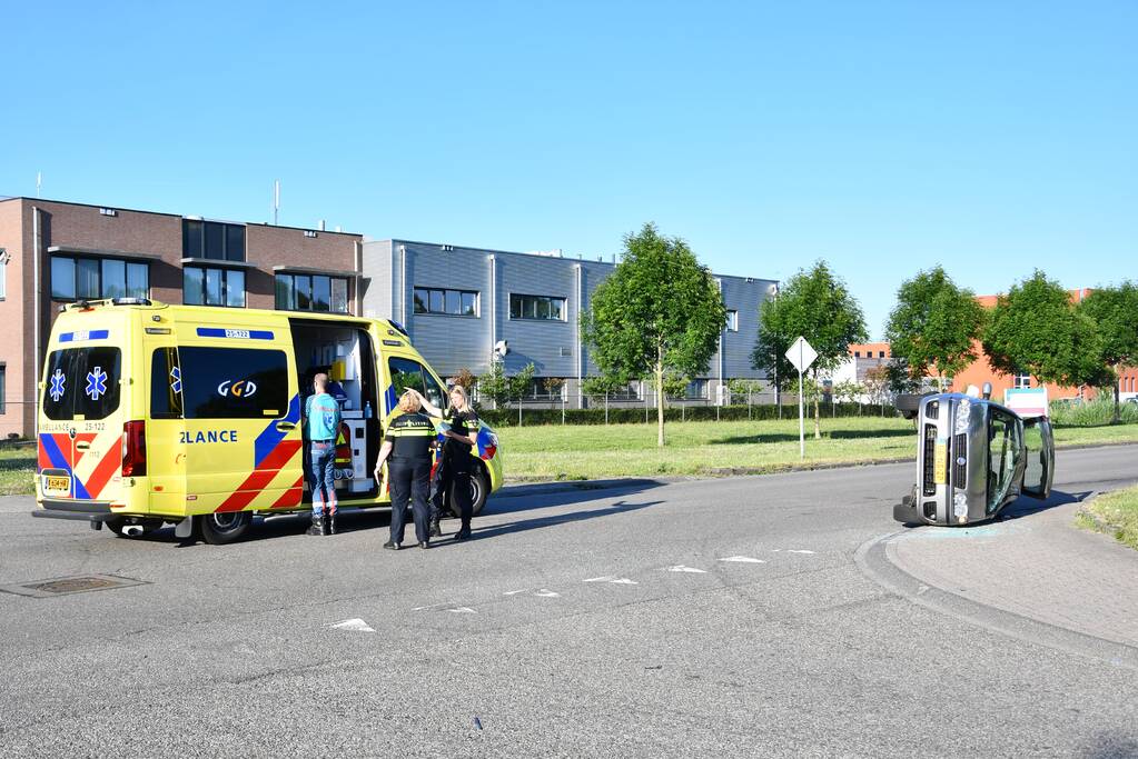 Auto belandt op zijkant na flinke aanrijding
