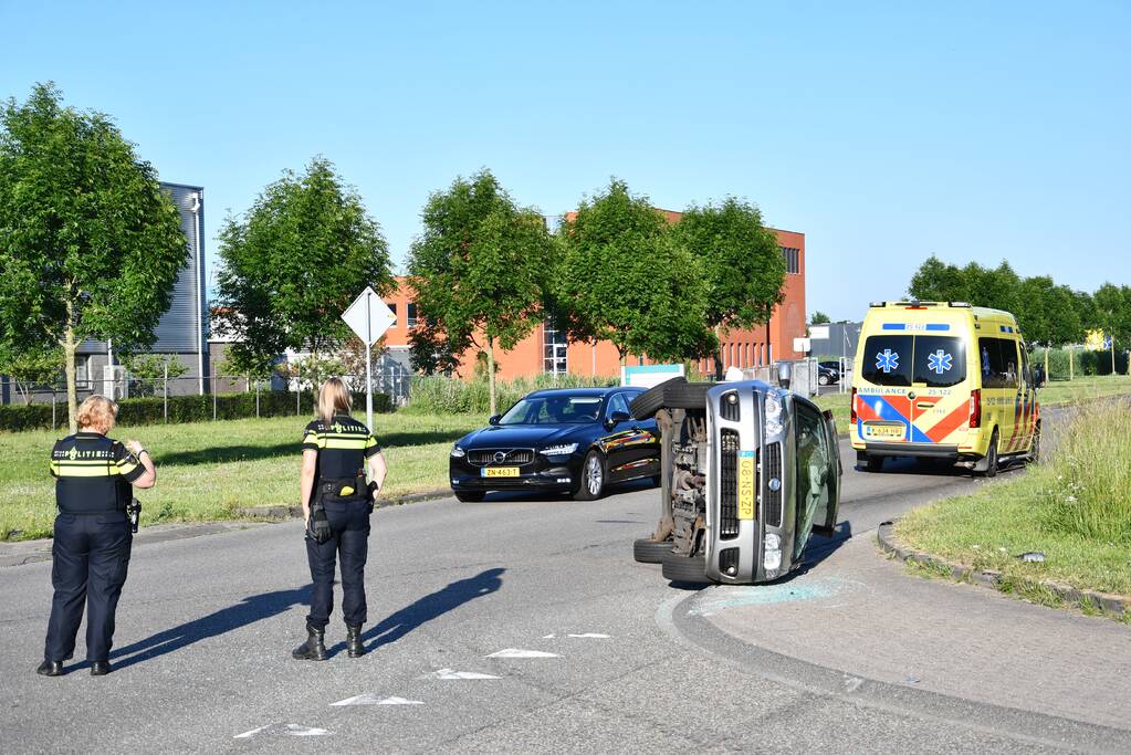 Auto belandt op zijkant na flinke aanrijding
