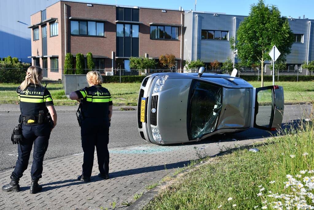 Auto belandt op zijkant na flinke aanrijding
