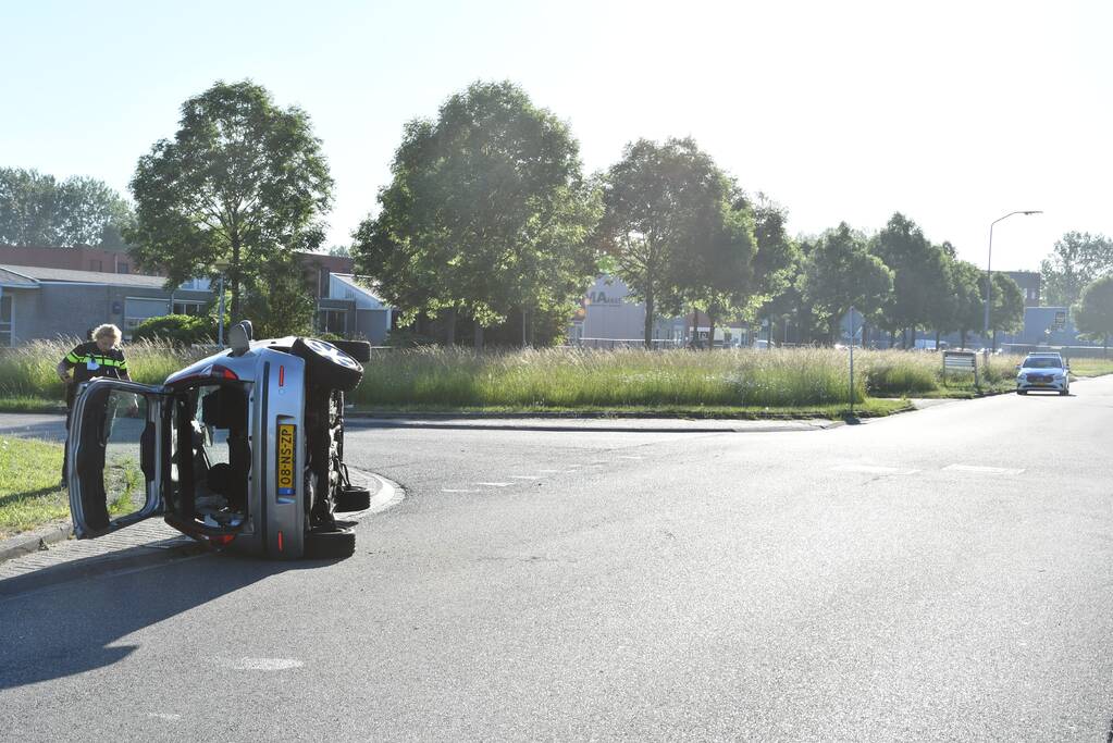 Auto belandt op zijkant na flinke aanrijding