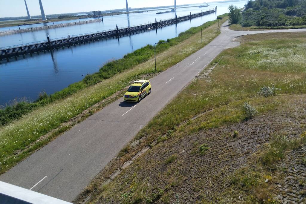 Man in diepe put gevallen