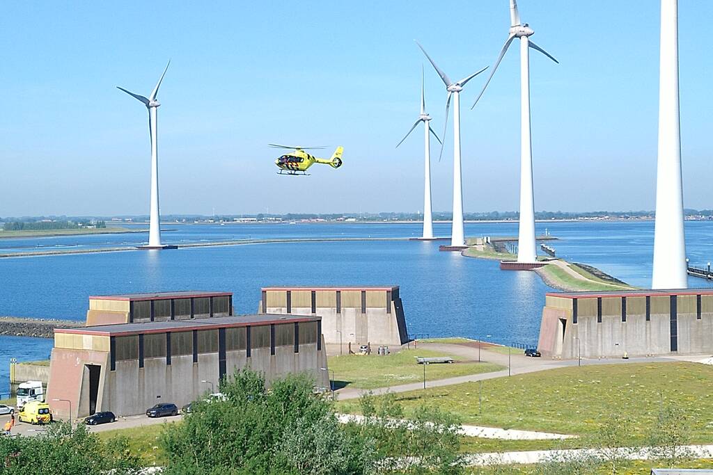 Man in diepe put gevallen