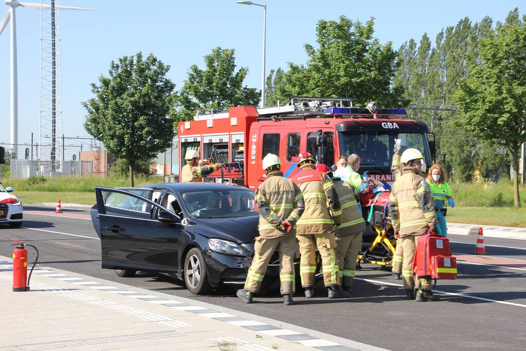 Automobilist ernstig gewond bij botsing tegen lantaarnpaal