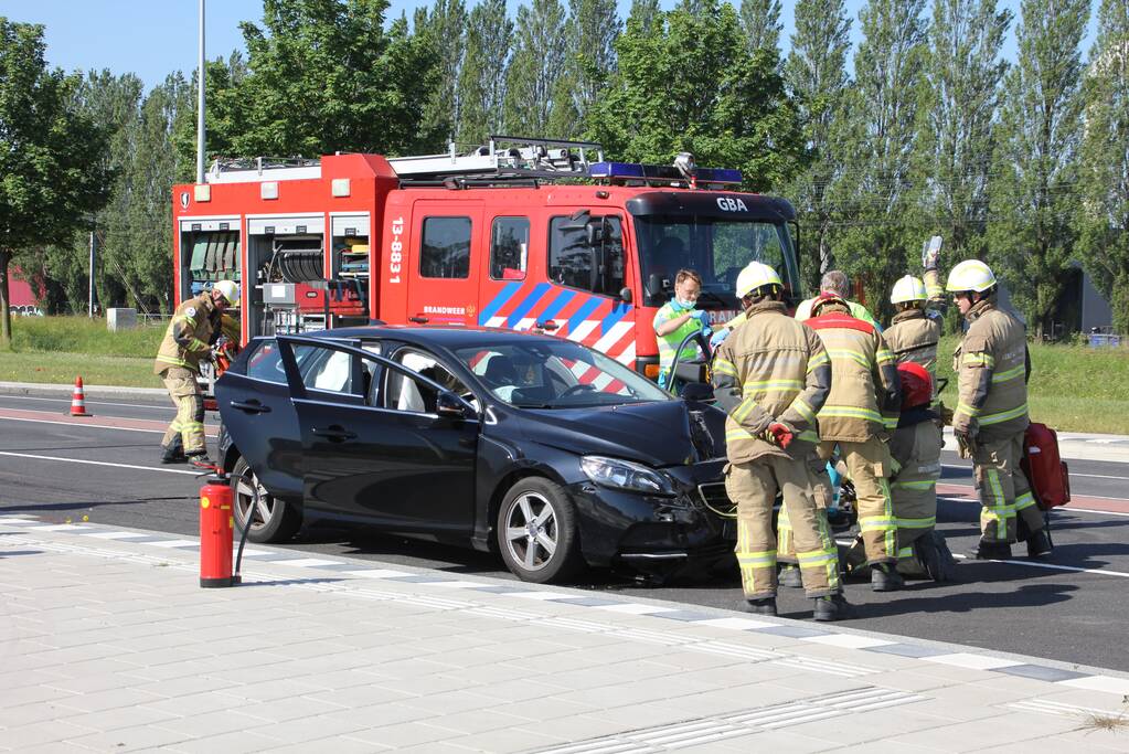 Automobilist ernstig gewond bij botsing tegen lantaarnpaal