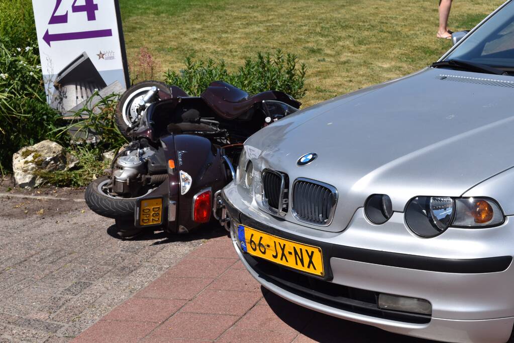 Auto botst op brommer