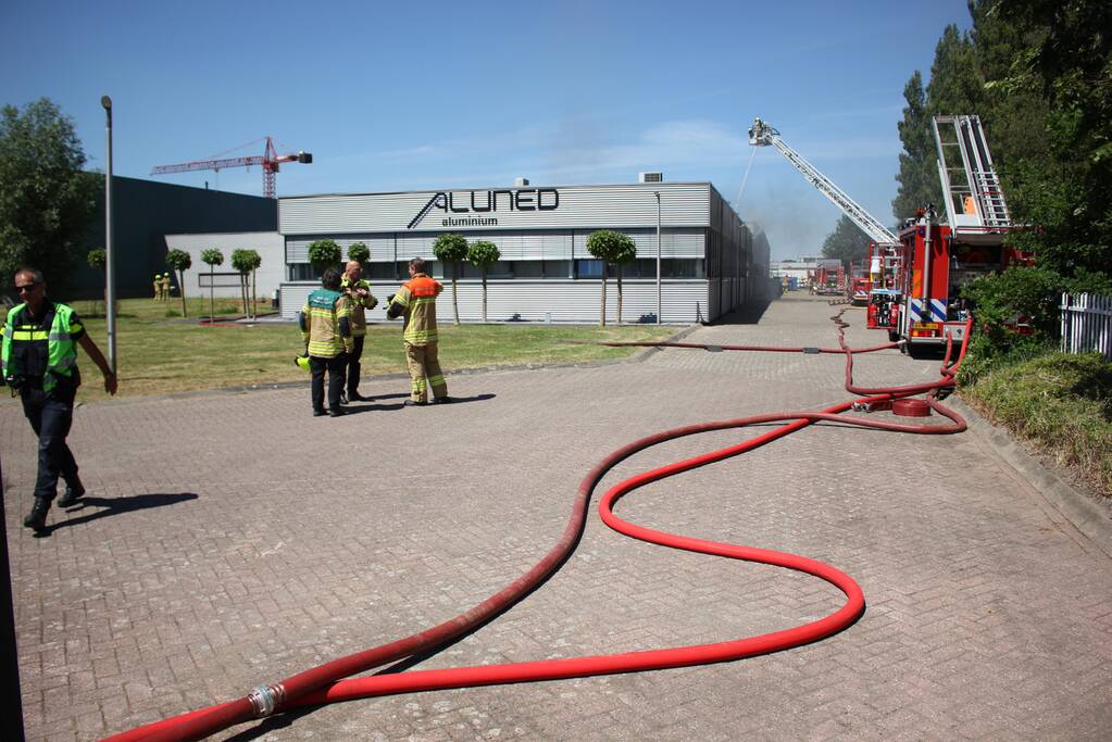 Brand op dak van bedrijfspand