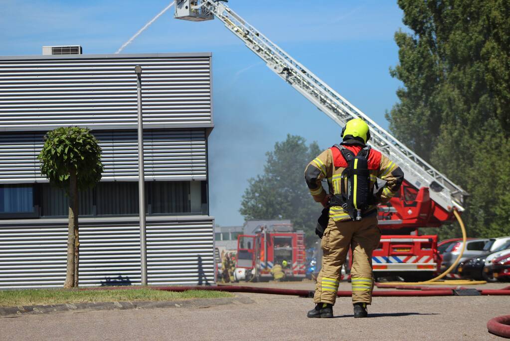 Brand op dak van bedrijfspand