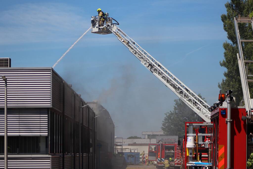 Brand op dak van bedrijfspand