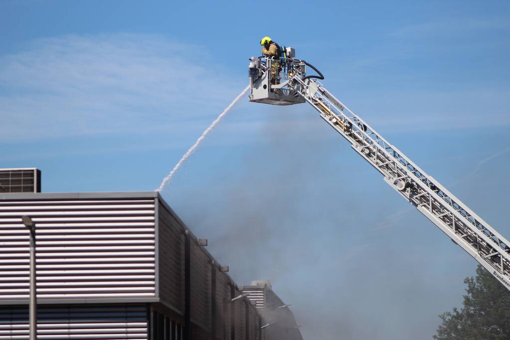 Brand op dak van bedrijfspand