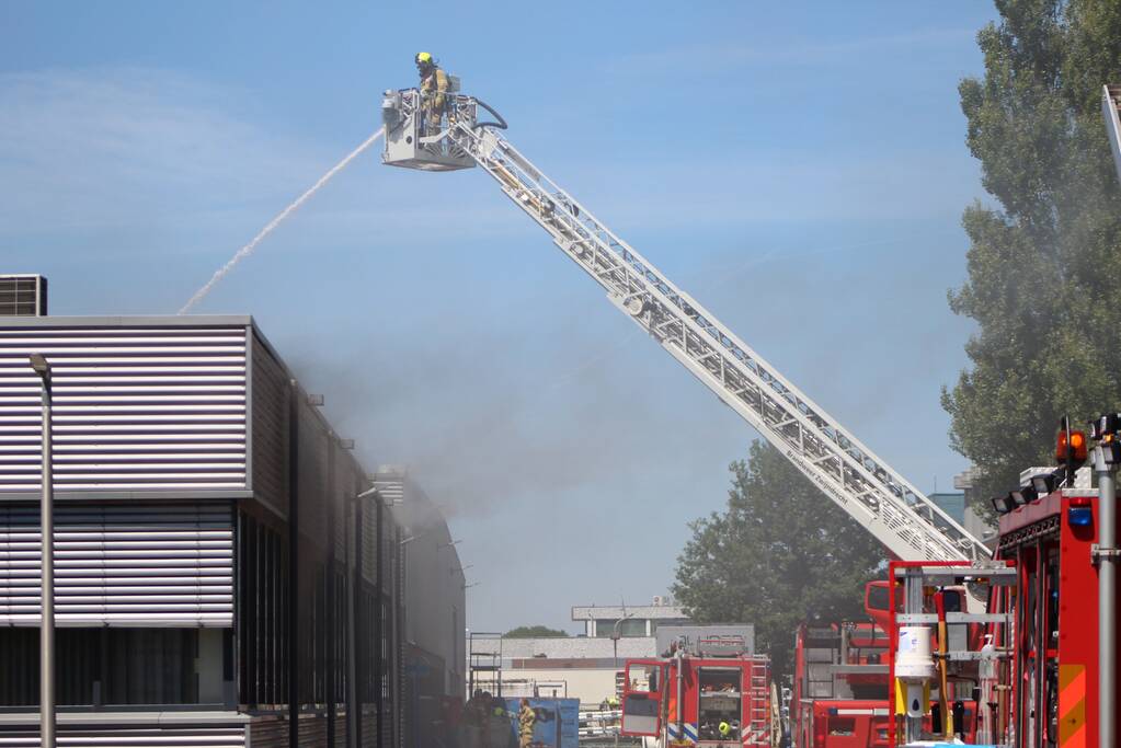 Brand op dak van bedrijfspand