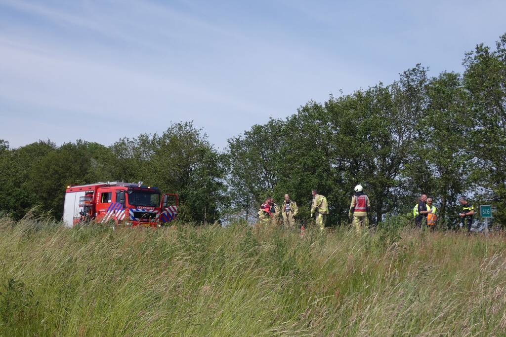 Automobilist rolt van talud af