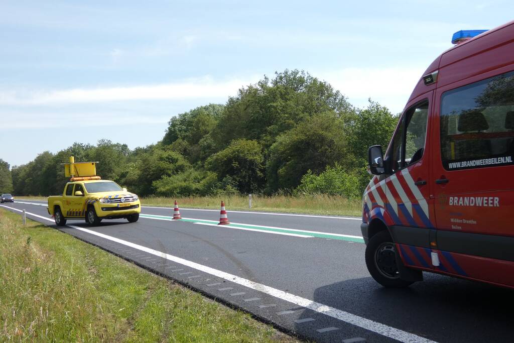 Automobilist rolt van talud af