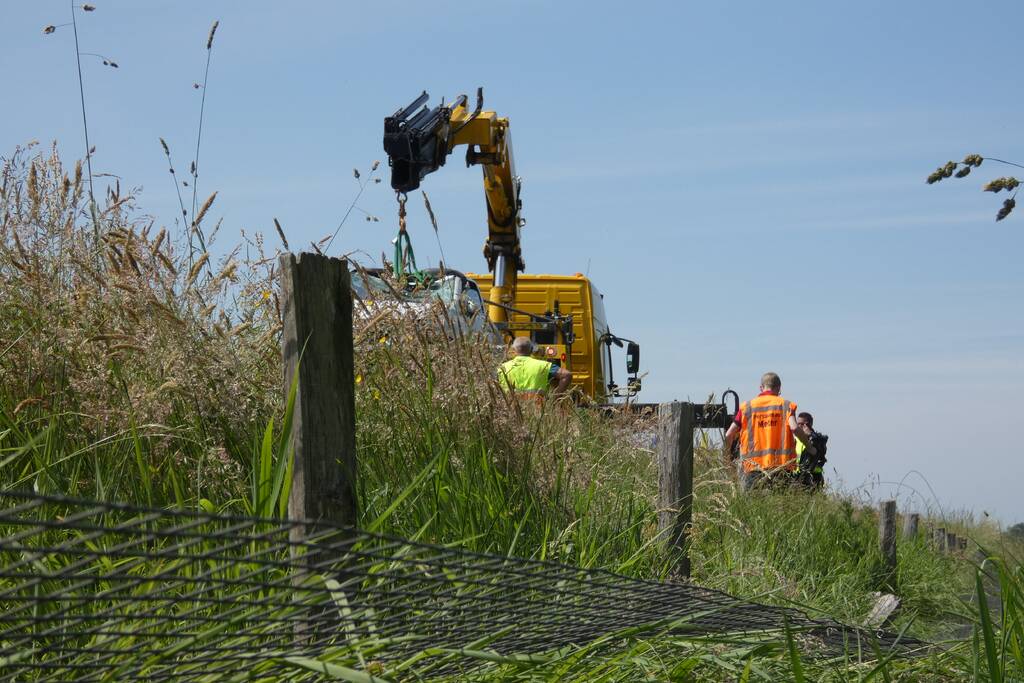 Automobilist rolt van talud af
