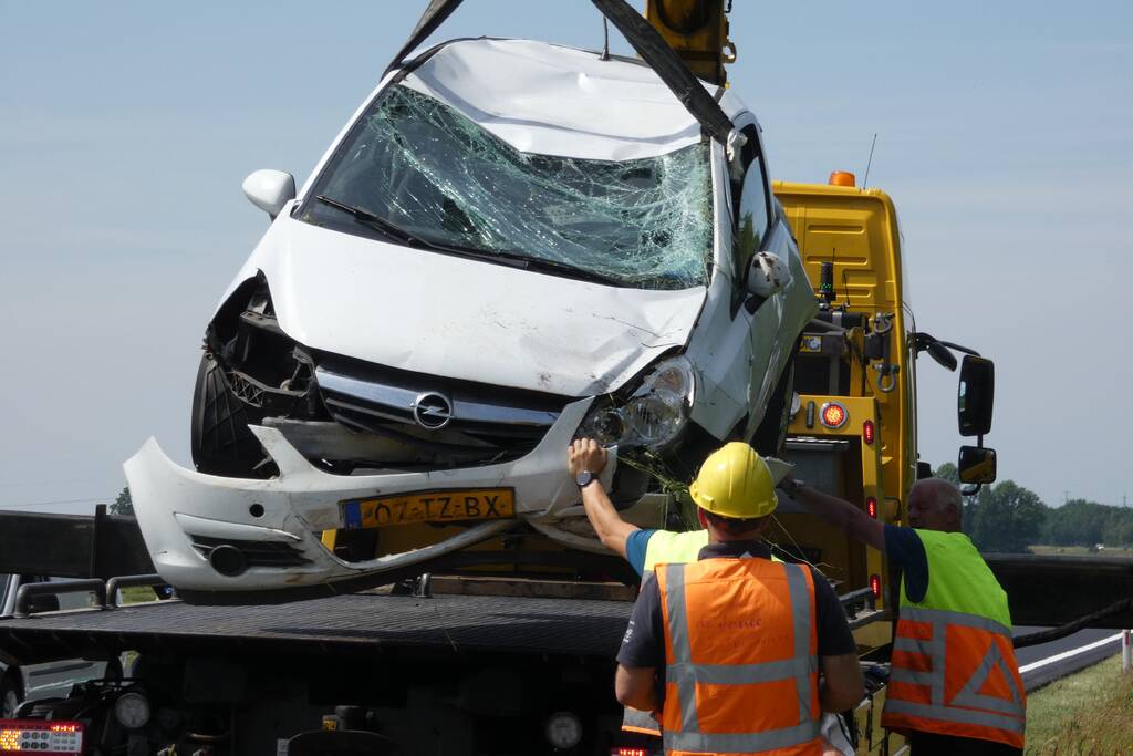 Automobilist rolt van talud af