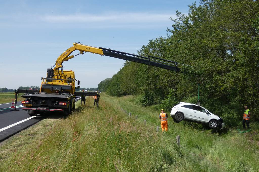 Automobilist rolt van talud af