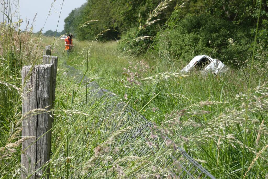 Automobilist rolt van talud af