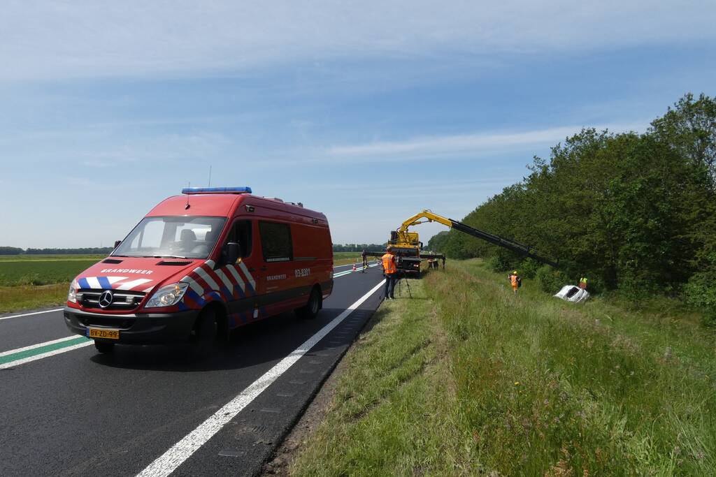 Automobilist rolt van talud af