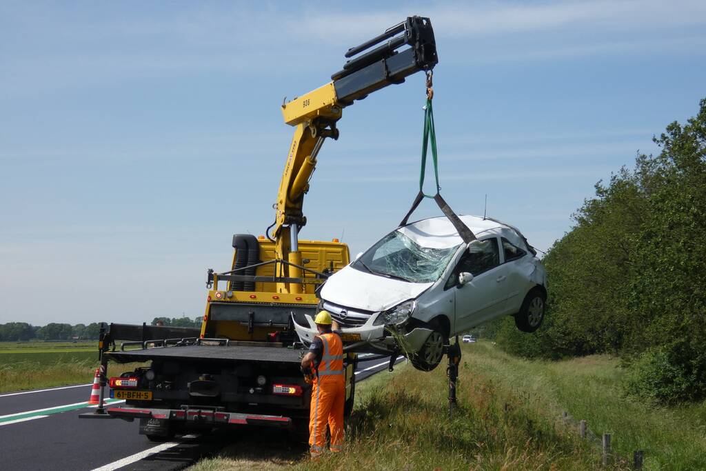 Automobilist rolt van talud af