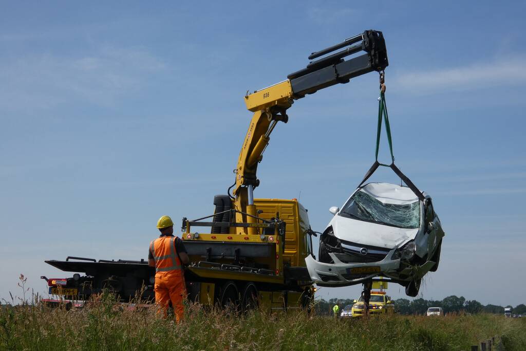 Automobilist rolt van talud af