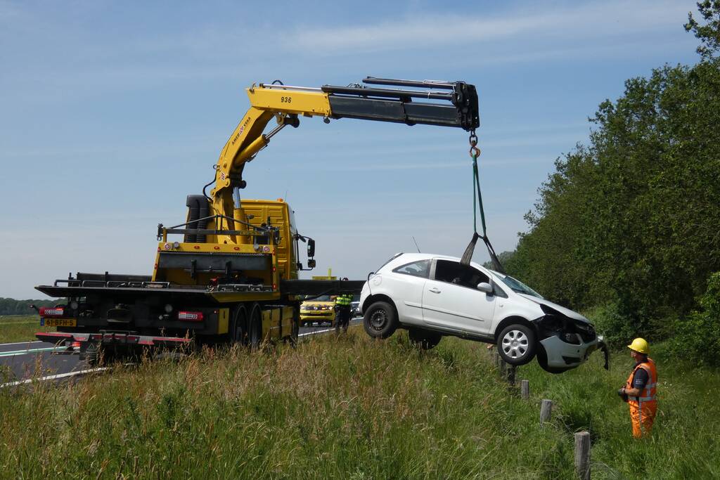 Automobilist rolt van talud af