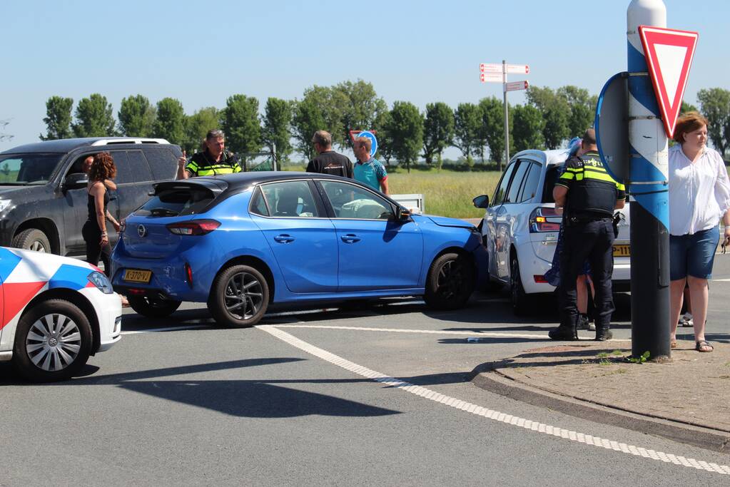 Twee personenwagens botsen op kruispunt