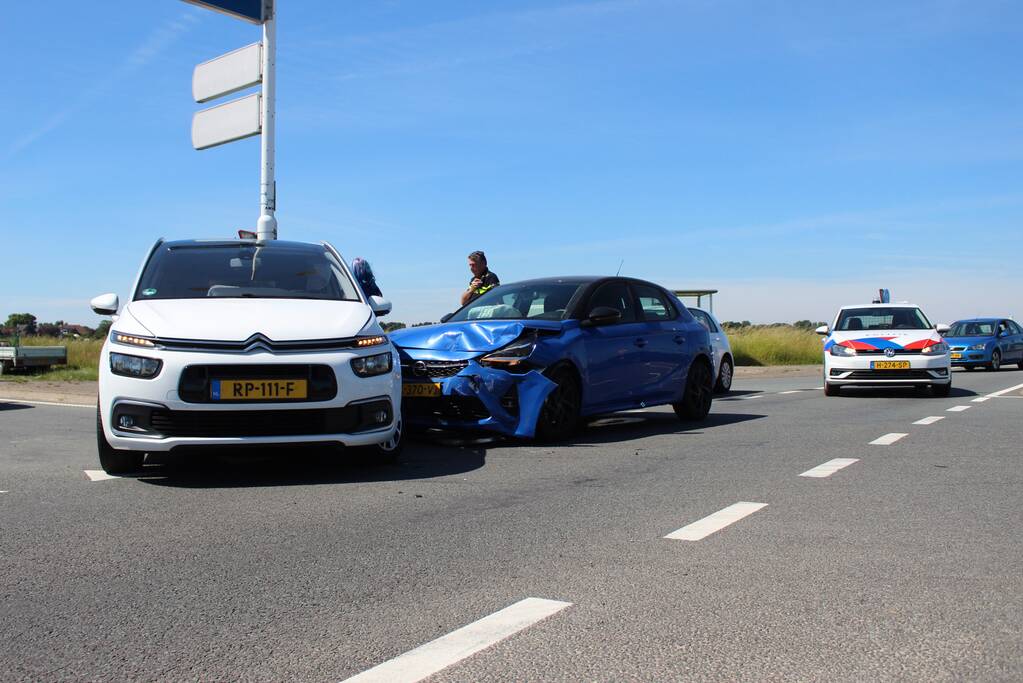 Twee personenwagens botsen op kruispunt