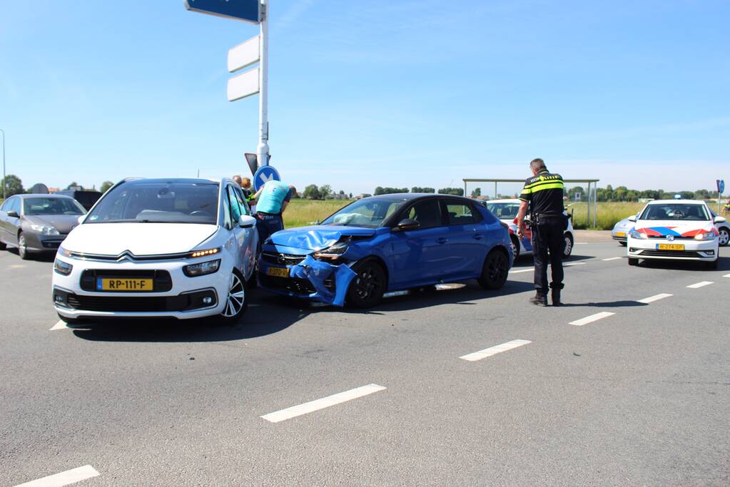 Twee personenwagens botsen op kruispunt
