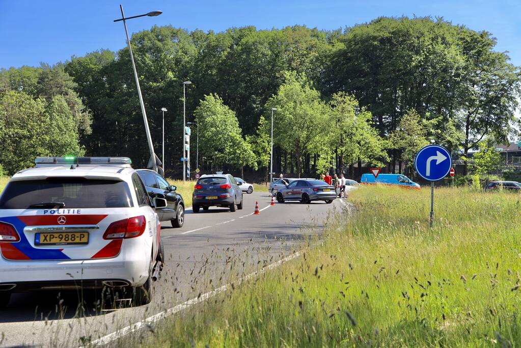 Twee auto's in de kreukels na botsing