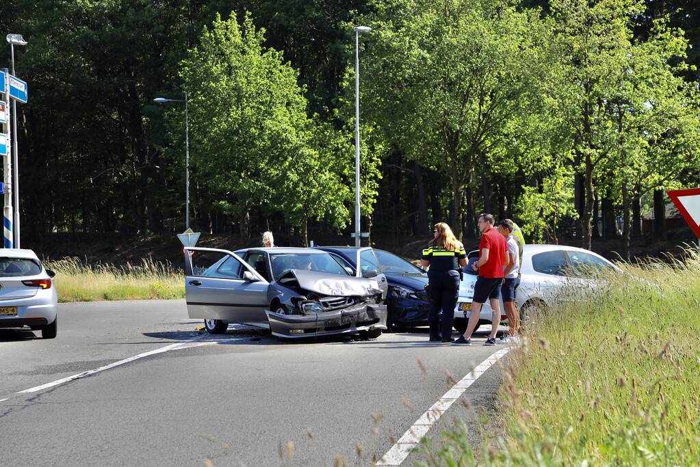 Twee auto's in de kreukels na botsing