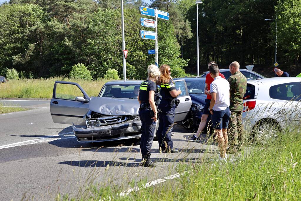 Twee auto's in de kreukels na botsing