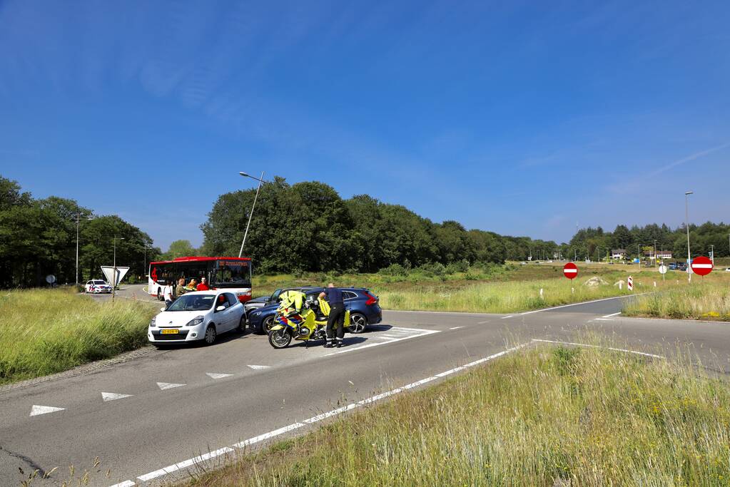 Twee auto's in de kreukels na botsing