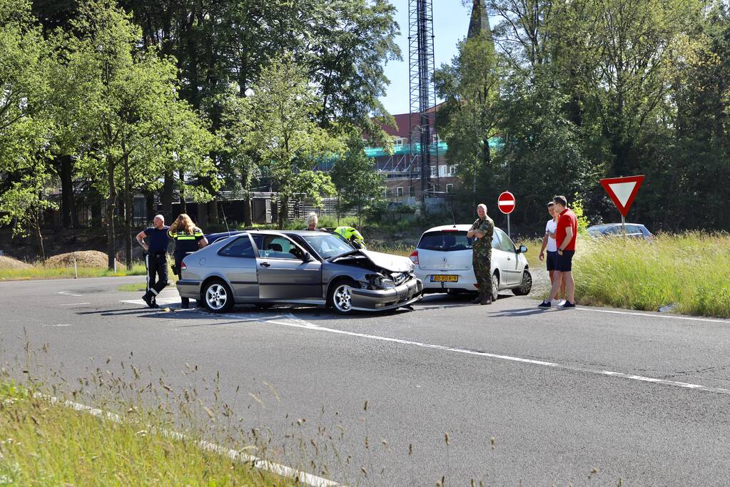 Twee auto's in de kreukels na botsing