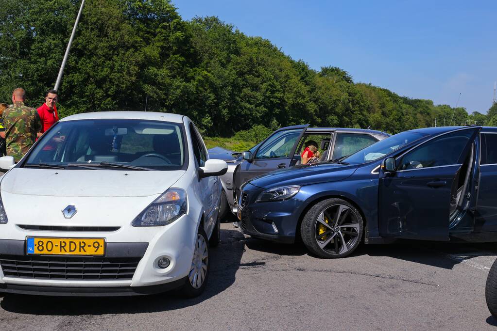 Twee auto's in de kreukels na botsing