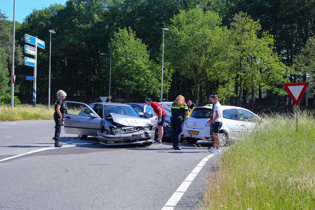 Twee auto's in de kreukels na botsing
