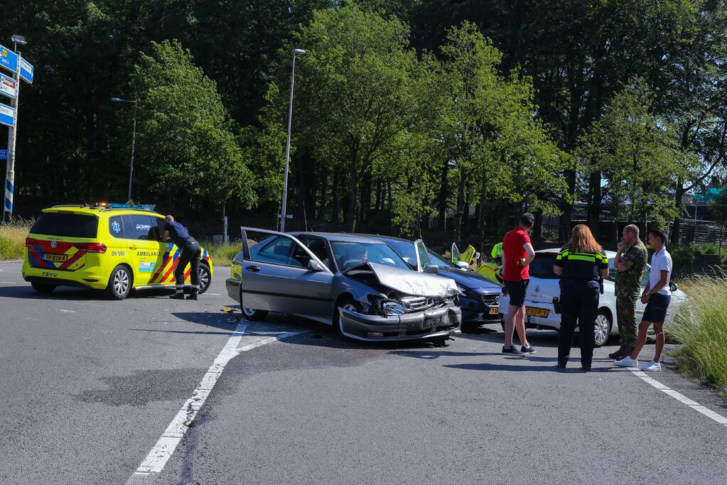 Twee auto's in de kreukels na botsing