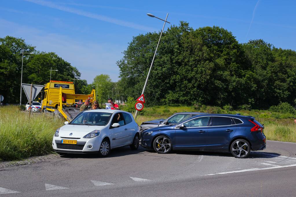 Twee auto's in de kreukels na botsing