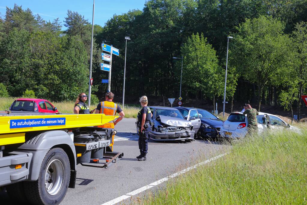 Twee auto's in de kreukels na botsing