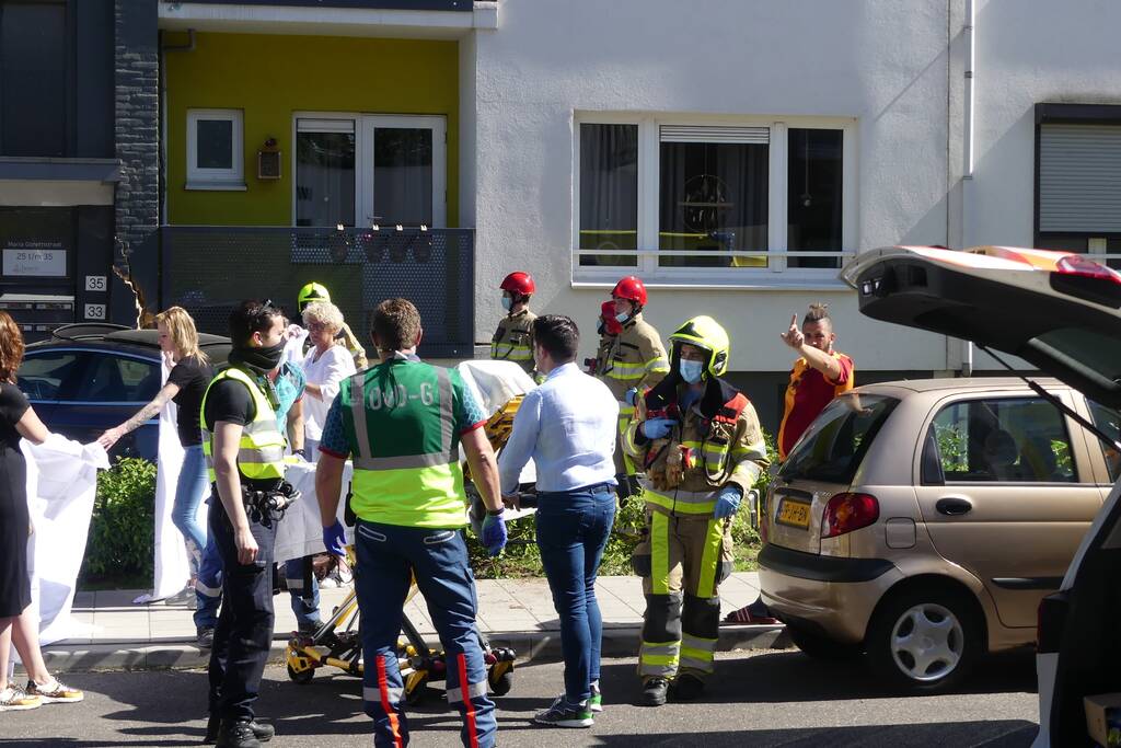 Auto botst tegen flatgebouw