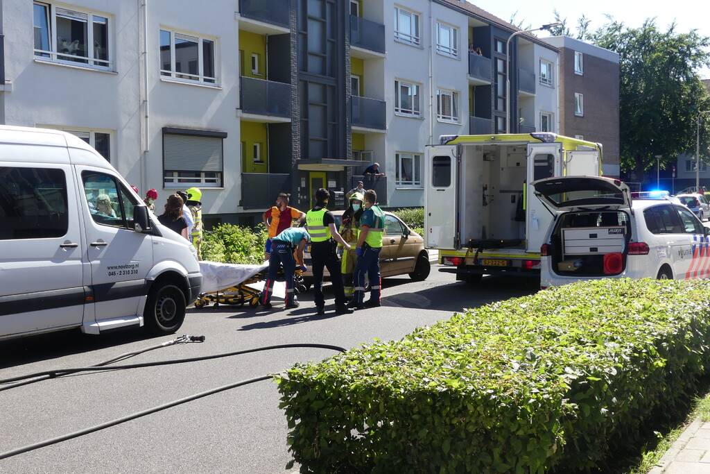 Auto botst tegen flatgebouw