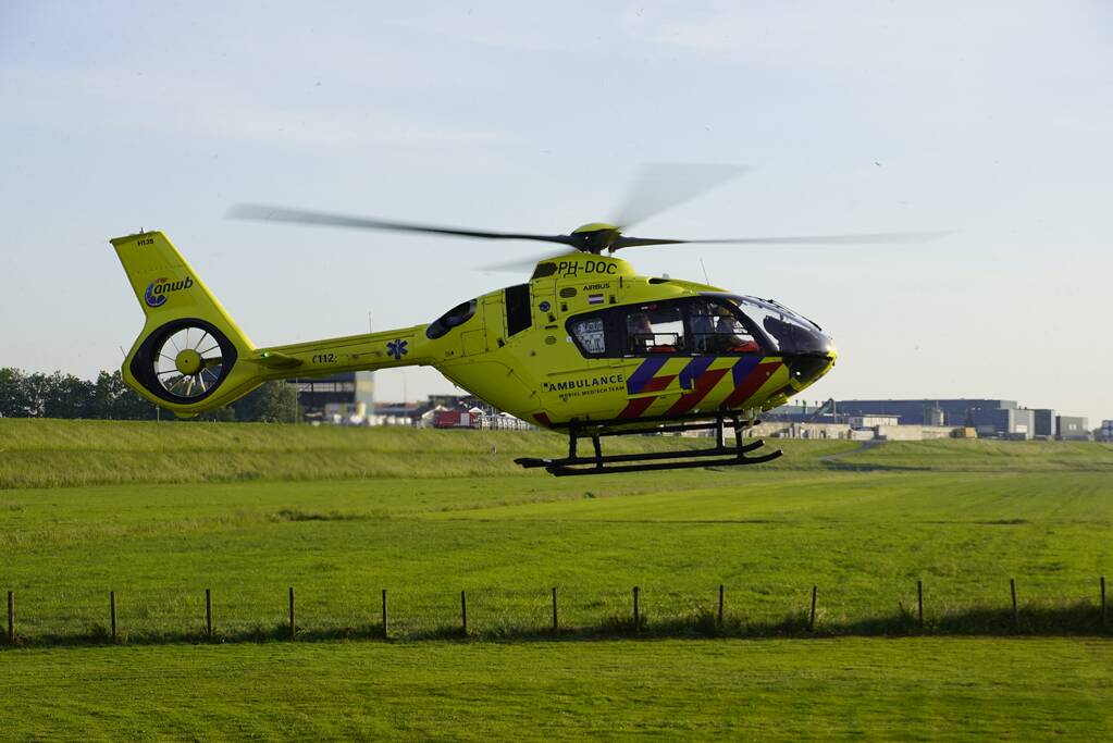 E-bikester bekneld onder vrachtwagen door ongeval