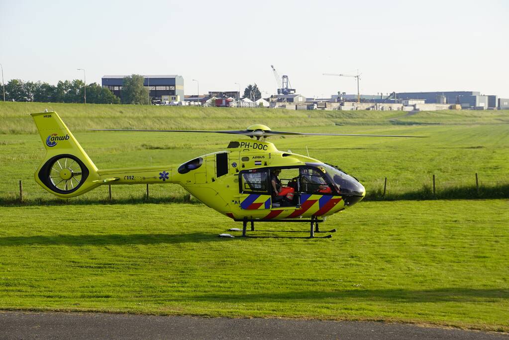 E-bikester bekneld onder vrachtwagen door ongeval